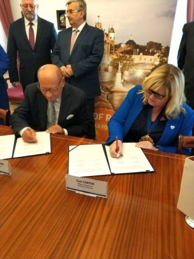 Prezydent Rzeszowa Tadeusz Ferenc oraz Sue Carter, burmistrz Rushmoor podpisują umowę o wsp&oacute;łpracy partnerskiej pomiędzy Miastem Rzesz&oacute;w a Miastem Rushmoor